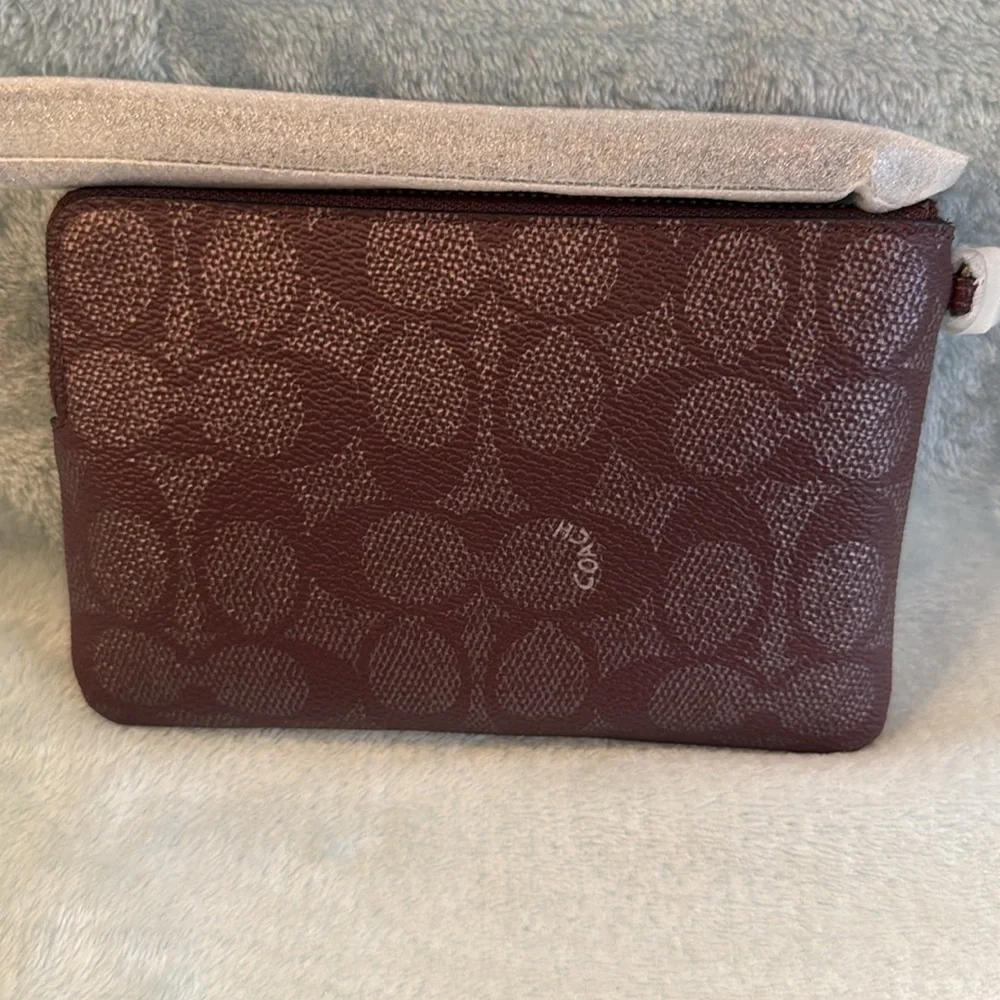 Coach corner zip